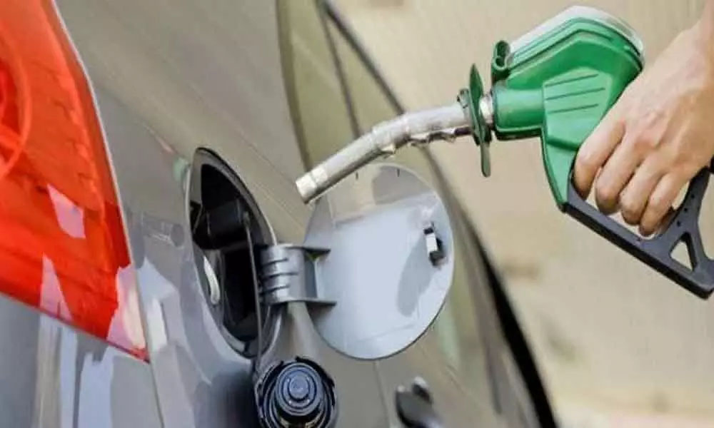 देश में फिर बढ़े पेट्रोल के दाम, भोपाल में बिक रहा 104 रुपये लीटर
