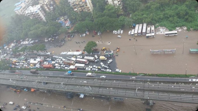  मुंबई: मूसलाधार बारिश से कई इलाकों में भरा पानी, 20-25 मिनट की देरी से चल रही ट्रेन 
