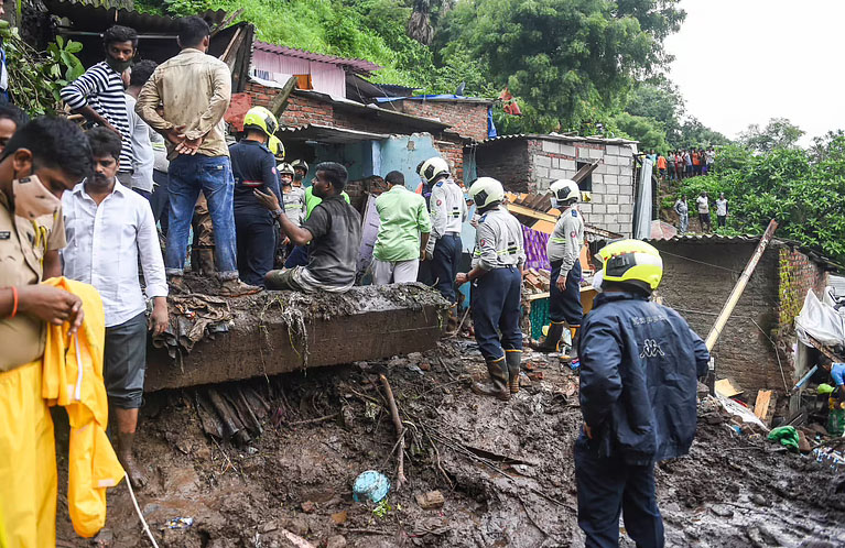 भारी बारिश से अस्त व्यस्त मुम्बई, चेंबूर और विक्रोली में दीवार गिरने से 23 की मौत