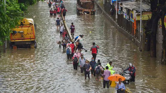 मुंबई में बारिश से जगह-जगह भरा पानी, मौसम विभाग ने जारी किया रेड अलर्ट 