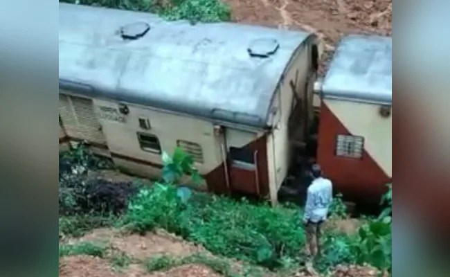 गोवा: बारिश और भूस्खलन के चलते पटरी से उतरी पैसेंजर ट्रेन