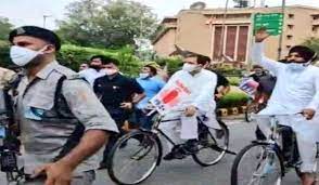 सरकार के खिलाफ विपक्ष का हल्लाबोल, संसद तक निकाला साइकिल मार्च