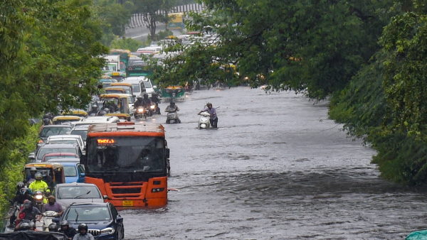 दिल्ली में जलभराव से गाड़ियों की रफ्तार पड़ी सुस्त, आज बारिश का ऑरेंज अलर्ट जारी