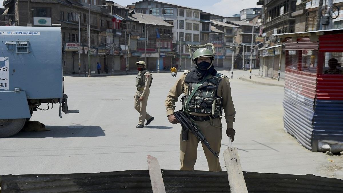  श्रीनगर में आतंकी हमला, सुरक्षाबलों पर फेंका ग्रेनेड 
