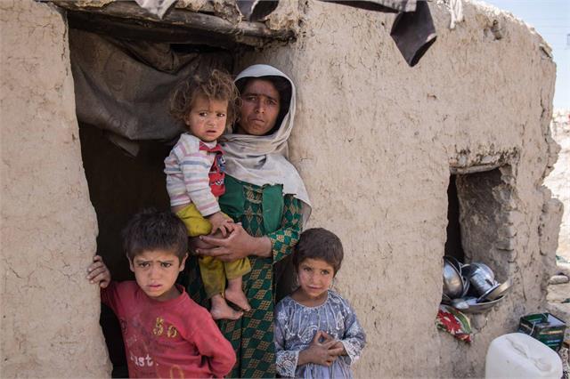 अफगानिस्तान में भूखमरी के हालात, बेटियां बेचने पर मजबूर लोग 