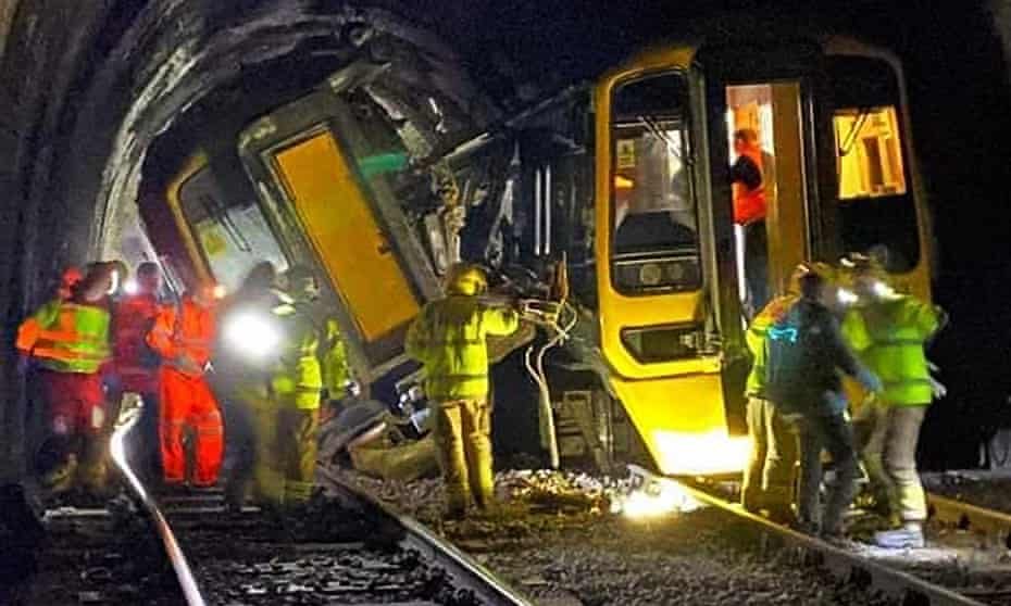  ब्रिटेन में भयावह रेल हादसा, पटरी से उतरी ट्रेन में आ घुसी दूसरी ट्रेन  