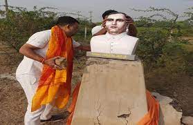 गुजरात में गोडसे की मूर्ति पर विवाद, हिंदू सेना ने लगाई, कांग्रेसियों ने तोड़ी