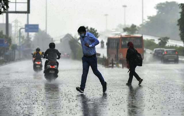 दिल्लीवासियों की बढ़ेगी मुश्किलें, कड़ाके की ठंड के बीच बारिश का अलर्ट 
