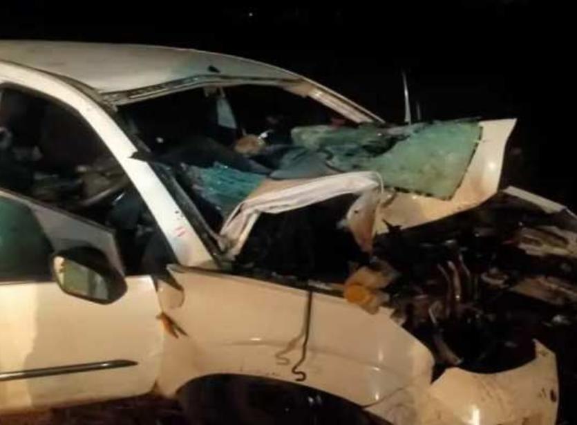 कोहरे के कारण पेड़ से टकराई तेज रफ्तार कार, पांच लोगों की मौत 
