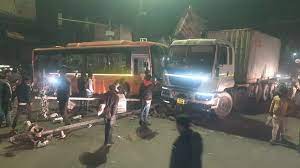 अनियंत्रित बस ने राहगीरों को रौंदा, कई वाहनों को मारी टक्कर, 6 लोगों की मौत 