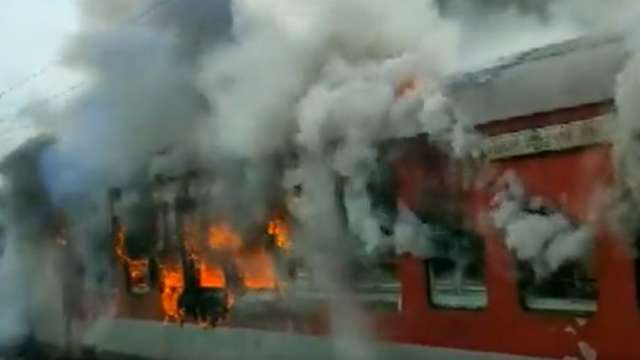  मधुबनी रेलवे स्टेशन पर खड़ी ट्रेन में लगी भीषण आग, धू-धू कर जली बोगियां 