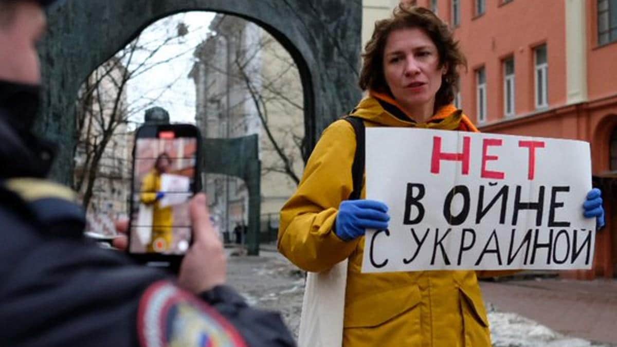 यूक्रेन पर हमले के विरोध में रूस में प्रदर्शन, पुतिन को बताया किलर 