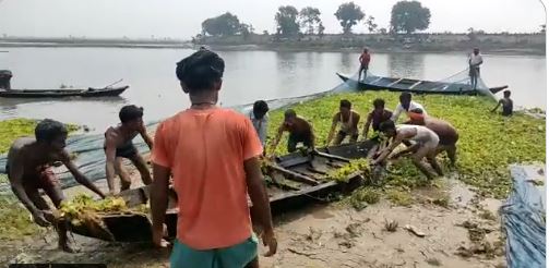  कुशीनगर में नाव पलटने से हादसा, 10 लोग डूबे 