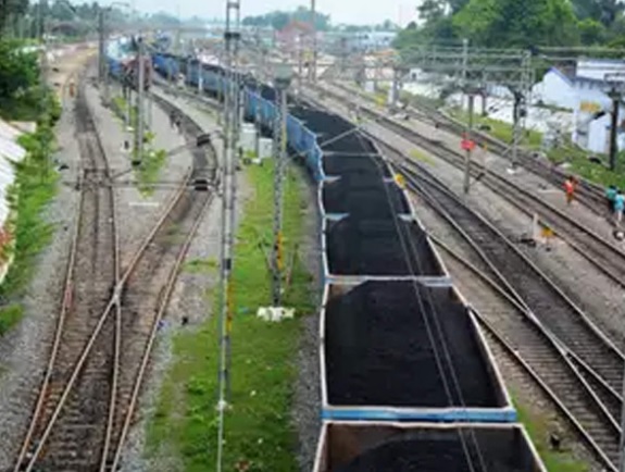  गहरा रहा बिजली संकट, यूपी में 8 एक्सप्रेस ट्रेनें रद्द
