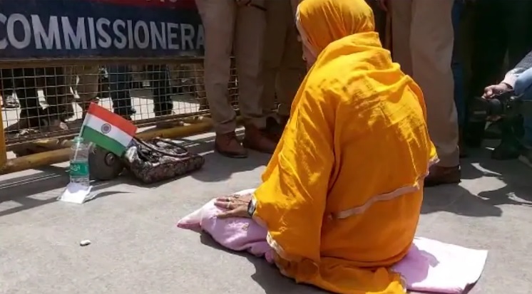 काशी  विश्वनाथ मंदिर के बाहर नमाज पढ़ने लगी महिला, पुलिस ने हटाया 