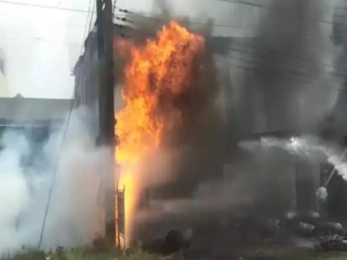बैटरी बनाने वाली कंपनी में भीषण आग, तीन कर्मचारियों की मौत 