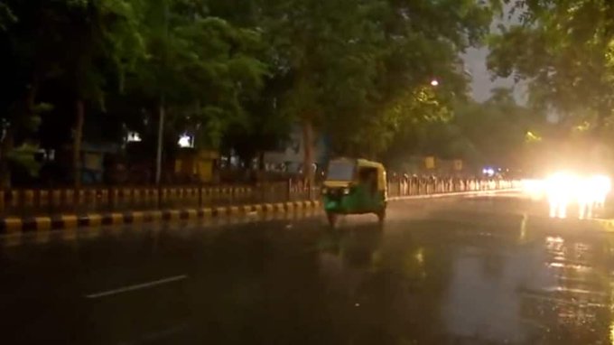 दिल्ली-एनसीआर में आंधी के साथ हो रही बारिश, मौसम विभाग ने जारी किया अलर्ट
