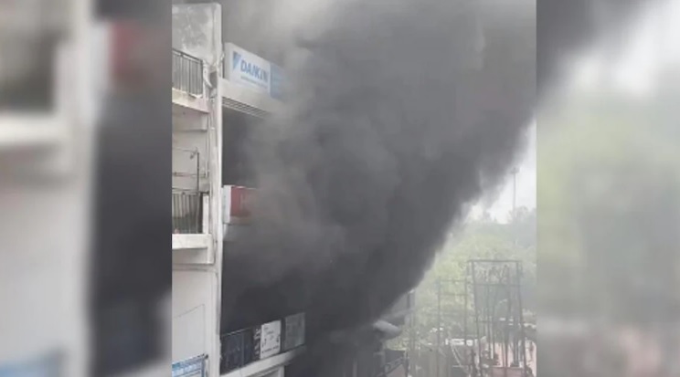  निठारी बाजार में भीषण आग, तीन दुकानें जलकर ख़ाक 