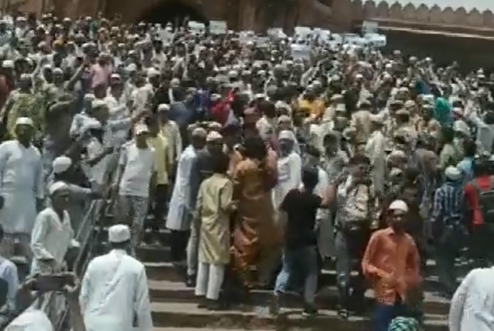 नुपुर शर्मा के खिलाफ जामा मस्जिद के बाहर प्रदर्शन, गिरफ्तारी की मांग