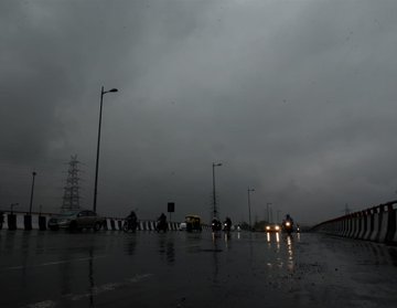 दिल्ली-एनसीआर में झमाझम बारिश, तपती गर्मी से लोगों को मिली राहत 