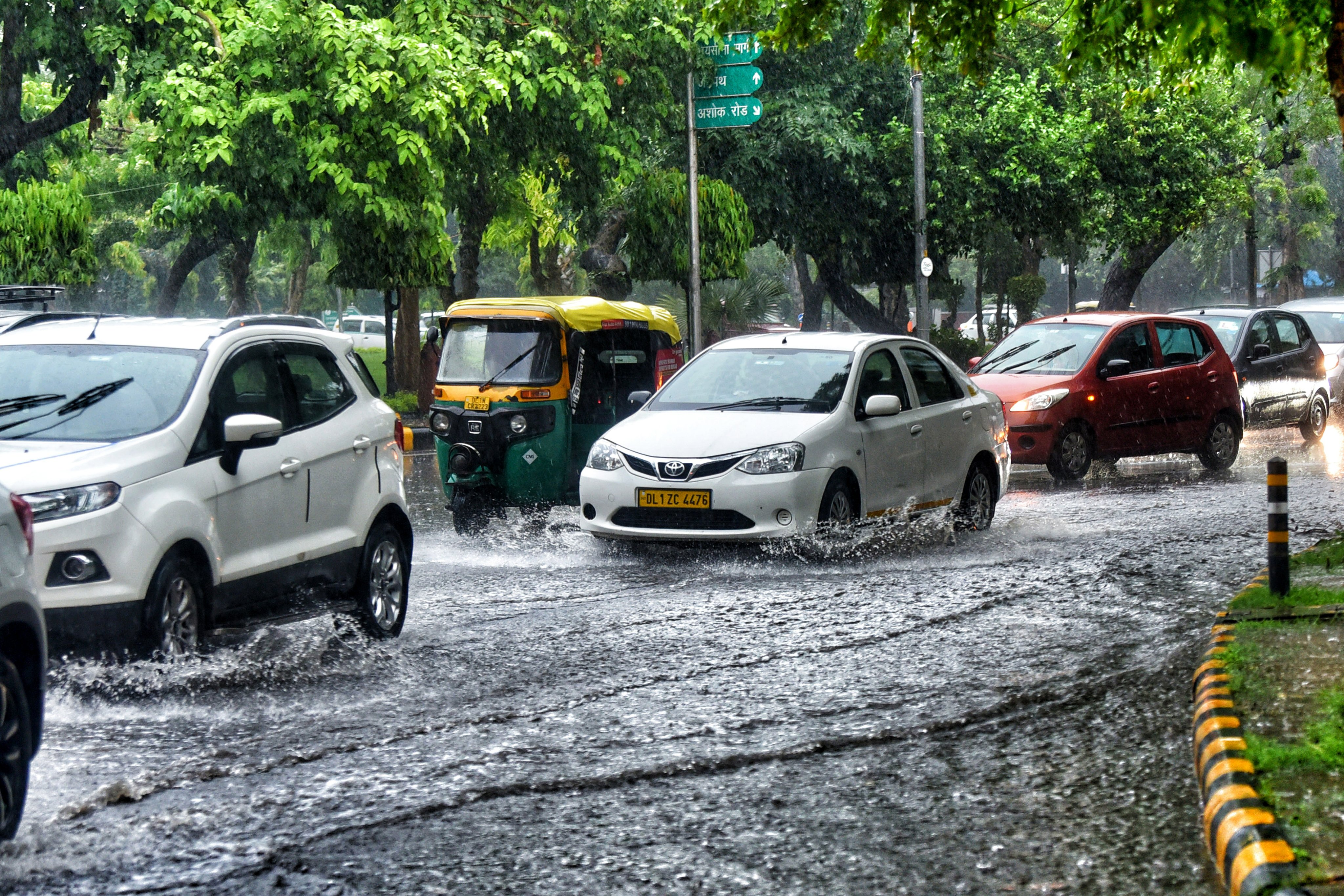 यूपी-बिहार सहित कई राज्यों में बारिश का अलर्ट, दिल्ली भी भीगी 