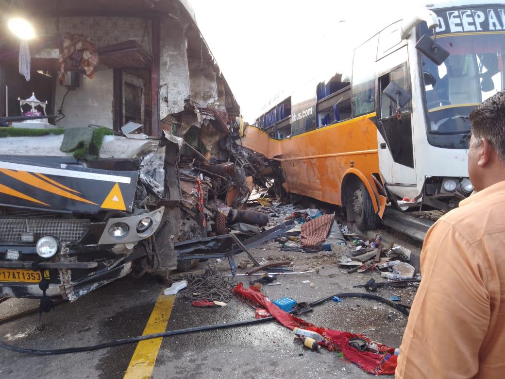 पूर्वांचल एक्सप्रेस वे पर भीषण हादसा, 8 यात्रियों की मौत