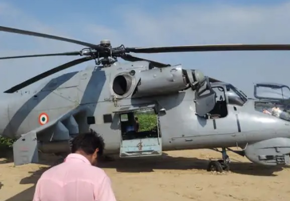 खेत में सेना के हेलीकॉप्टर की आपात लैंडिंग, सभी जवान सुरक्षित