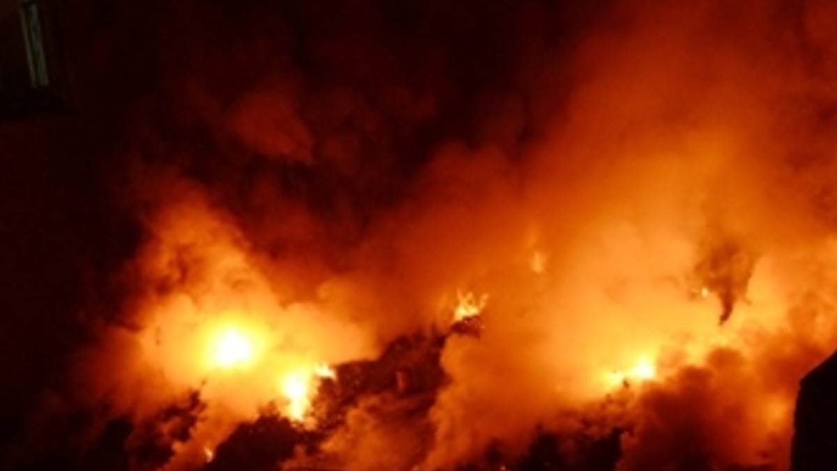  नोएडा में गद्दे की फैक्ट्री में लगी भीषण आग, लाखों का सामान ख़ाक 