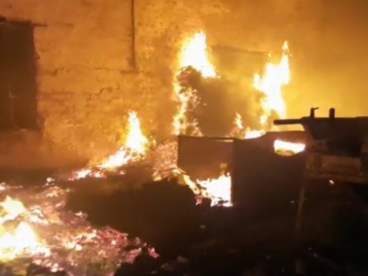  हैंडीक्राफ्ट फैक्ट्री में ख़ाक हुआ दो करोड़ का माल, 8 घंटे बाद आग पर पाया काबू