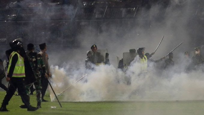 फुटबॉल में टीम की हार के आबाद मैदान में हिंसा, 174 से ज्यादा लोगों की मौत