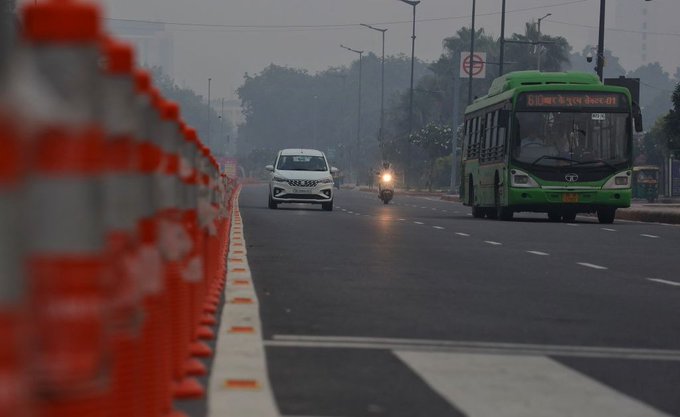  खतरनाक श्रेणी में पहुंची दिल्ली की हवा, आंखों में जलन और सांस लेने में तकलीफ की मिल रही शिकायत