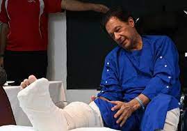   इमरान खान का दावा, डॉक्टर्स ने दाहिने पैर से निकाली तीन गोलियां