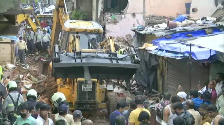 मलाड में चार मंजिला इमारत गिरी, आठ बच्चों समेत 11 लोगों की मौत