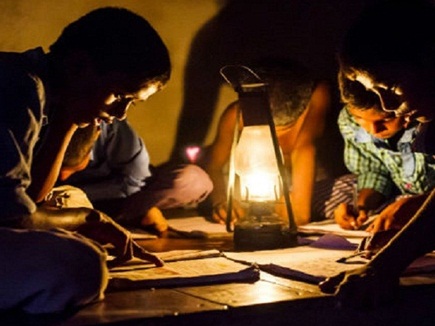 दिया तले अंधेरा, सिंगरौली जिले के इस गांव में नही पहुँची बिजली