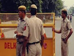 दिल्ली में पुलिस और बदमाशों के बीच मुठभेड़, परिवार को बनाया बंधक, गिरफ्तार 