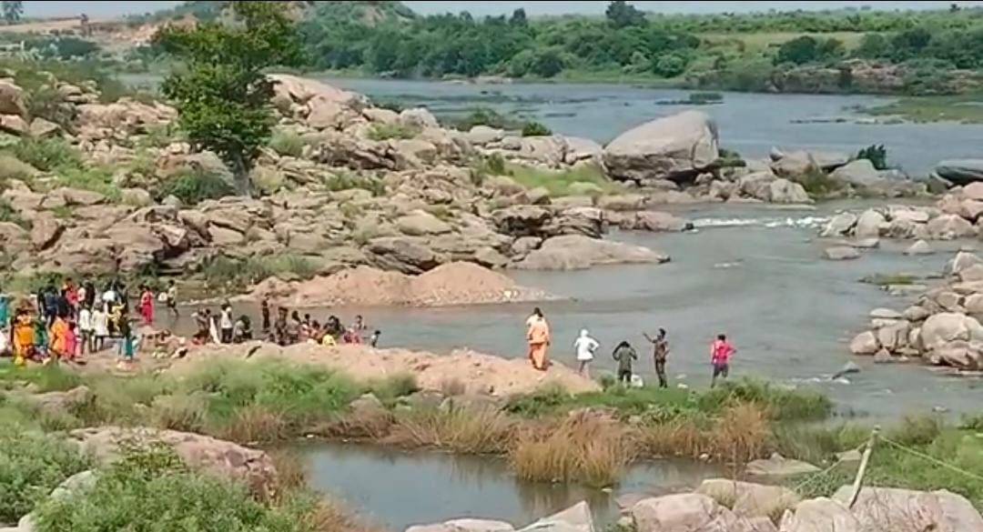 सिंध नदी में नहाते समय दो युवक डूबे, युवकों की तलाश में गोताखोरों को उतारा