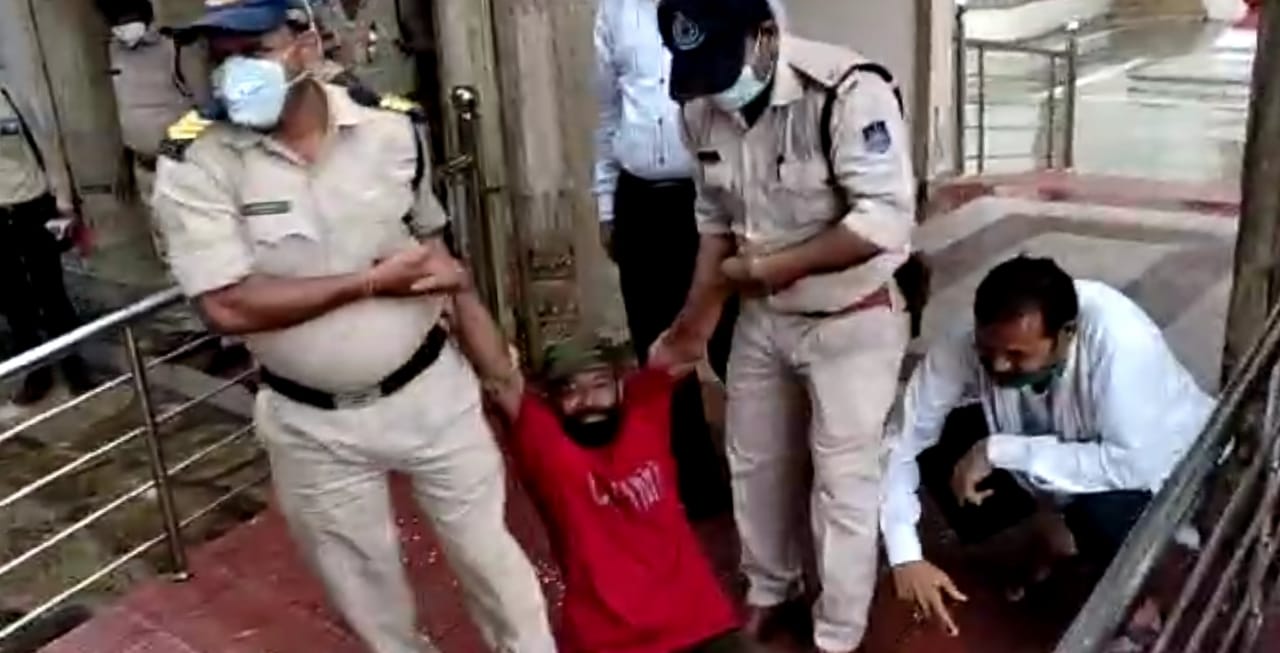 महंगाई के खिलाफ प्रदर्शन कर रहे माकपा के कार्यकर्ता गिरफ्तार
