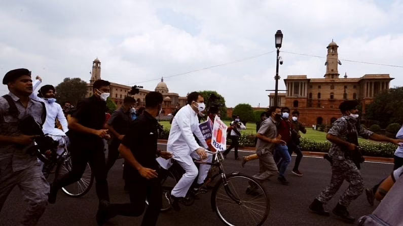  राहुल गांधी कि ब्रेकफास्ट पर रणनीति, साइकिल से पहुंचे संसद भवन