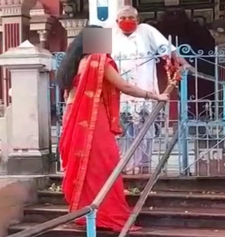 मंदिर में पूजा करने पहुंची महिला की पुजारी ने की पिटाई, वीडियो वायरल 