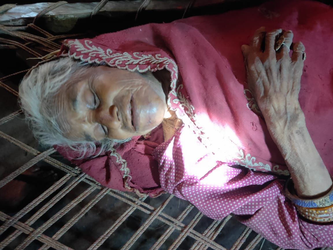 कुँए में गिरी 80 वर्षीय बुजुर्ग महिला को पुलिस ने अपनी जान जोखिम में डाल सुरक्षित बाहर निकाला