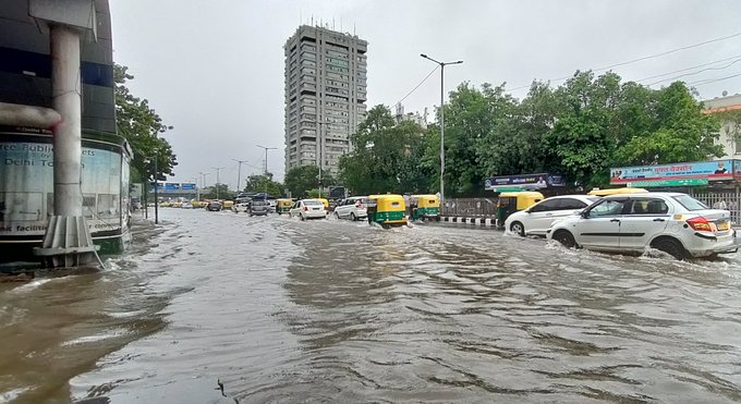 दिल्ली में धीमी हुई ट्रैफिक की रफ़्तार, सुबह से हो रही बारिश के चलते कई जगह हुआ जलभराव 