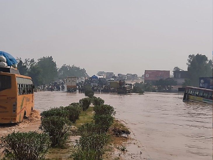 नेपाल में बारिश, यूपी में बाढ़, 50 गांवों का टूटा संपर्क 