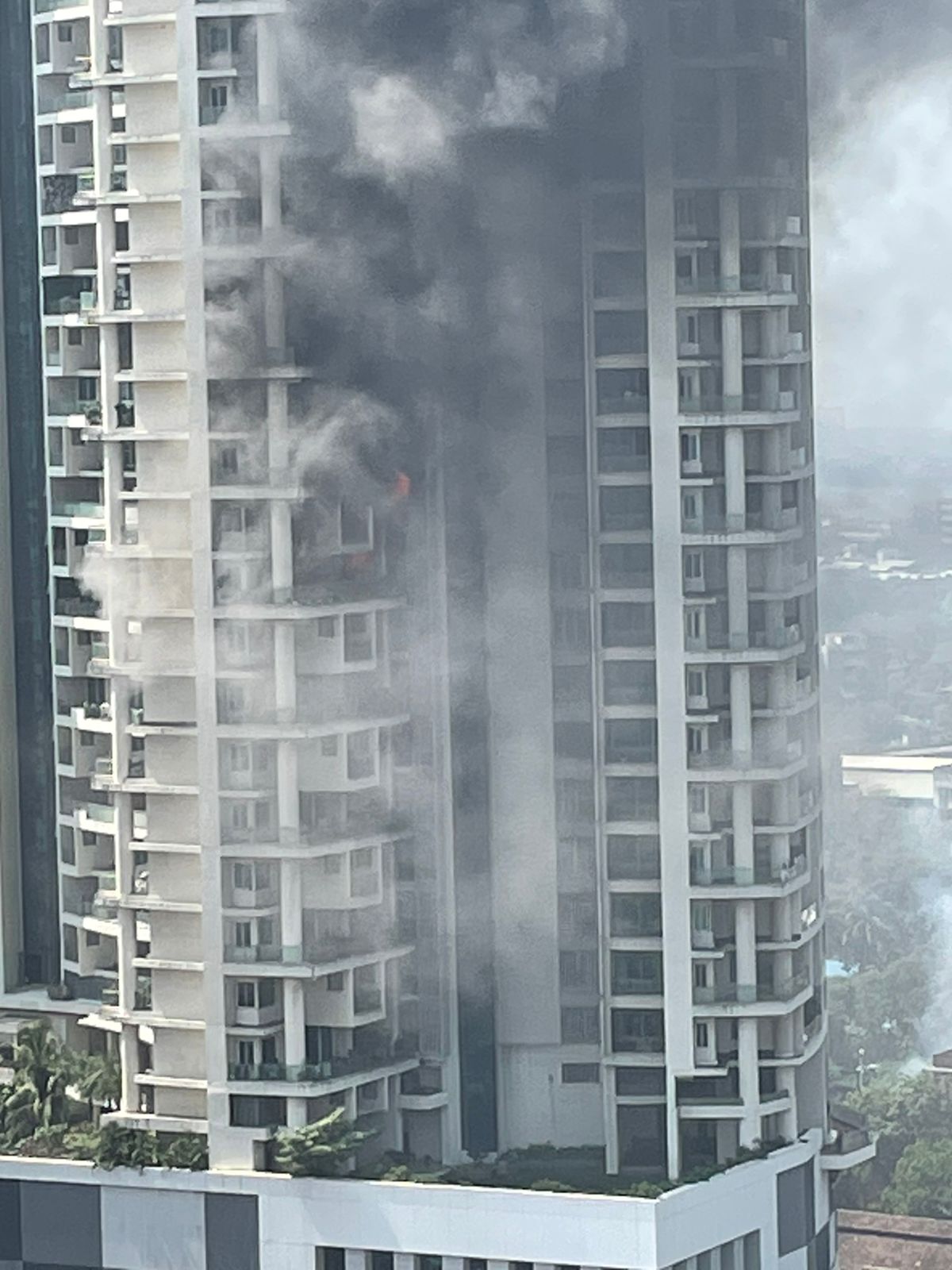 मुंबई की 60 मंजिला इमारत में भीषण आग, जान बचाने के लिए 19वीं मंजिल से कूदा युवक, मौत 