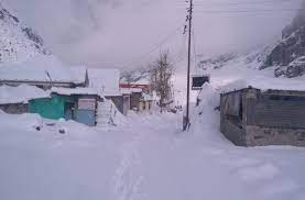 कश्मीर में बर्फबारी से बदला मौसम, मैदानी इलाकों में ठंड शुरू 