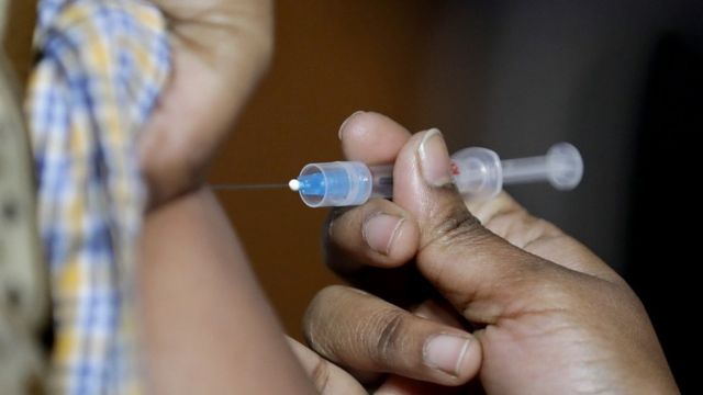 स्वास्थ्यकर्मी की बड़ी लापरवाही, कुत्ते के काटने पर टीका लगवाने पहुंचे शख्स को लगा दी कोरोना वैक्सीन 