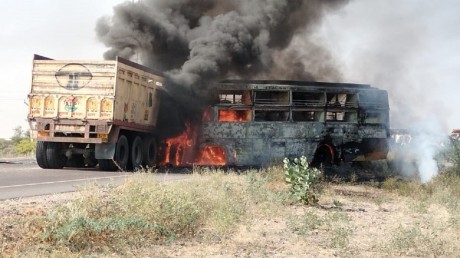 बाड़मेर में बस और ट्रेलर की भीषण टक्कर, आग लगने से पांच लोग जिंदा जले 