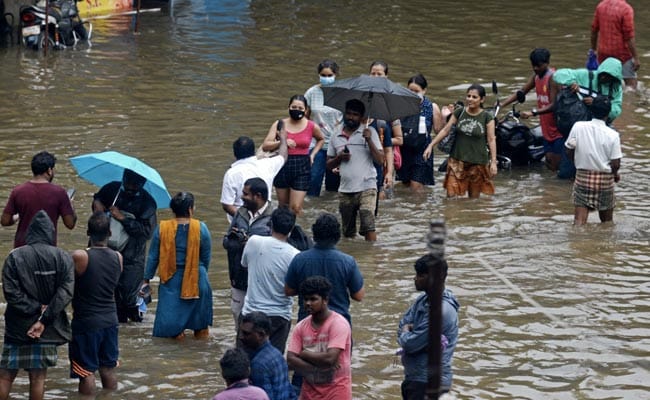 तमिलनाडु में बारिश से बिगड़े हालात, 9 जिलों में चक्रवाती तूफ़ान का अलर्ट 