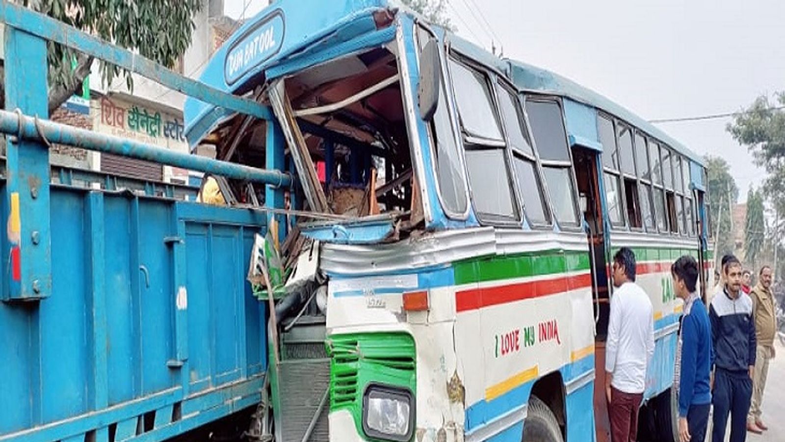  मुजफ्फरनगर में ट्राले में जा घुसी बारातियों से भरी बस, दो की मौत 