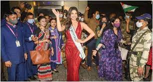 मिस यूनिवर्स हरनाज का मुंबई एयरपोर्ट पर ग्रैंड वेलकम, तिरंगा थामे यूं किया धन्यवाद 
