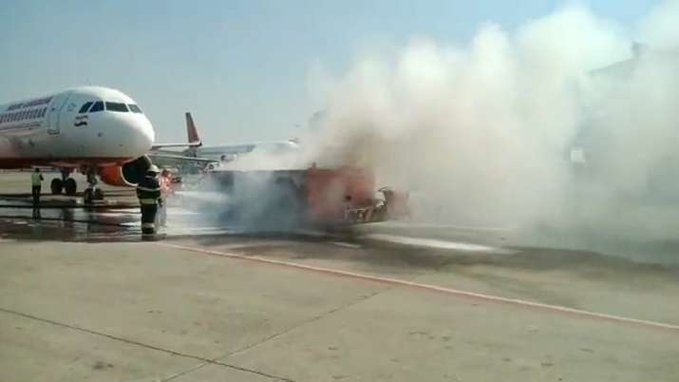  मुंबई एयरपोर्ट पर टला बड़ा हादसा, फ्लाइट को पुशबैक देने वाले वाहन में लगी आग